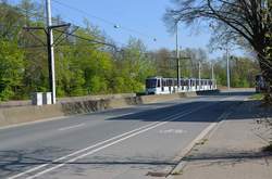 U-Bahn U35 fährt auf Unistraße Richtung Bochum Hbf