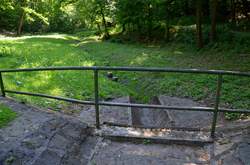 Trockener Abwasserfluss im Laerholzwald Bochum