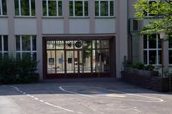 Eingang des großen Gebäudes der Waldschule Bochum