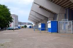 Ruhrstadion Bochum, Westtribüne mit Kassenhäuschen
