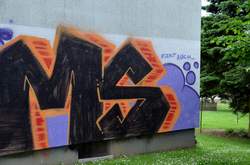 Graffiti Schmierereien an Wohnhaus in Kornharpen