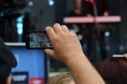 Musikkonzert wird mit Smartphone gefilmt (1)