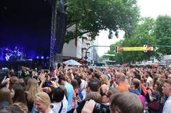 Zuschauer vor der EinsLive Bühne - Bochum Total 2017 (4)