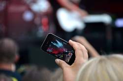 Musikkonzert wird mit Smartphone gefilmt (3)