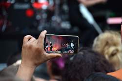 Musikkonzert wird mit Smartphone gefilmt (5)