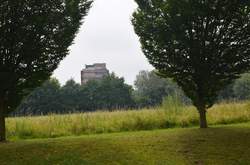 Blick von der Konrad-Zuse-Straße auf ein Gebäude der Hochschule Bochum