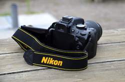 Nikon D5100 auf Holztisch