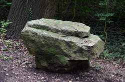 Großer Stein vor einem Baum