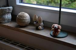 Wohnzimmer Accessoires und Teddy auf Fensterbank (1)