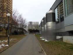Fußgängerweg zwischen Wohnhaus und Hallenbad Uni-Center Bochum
